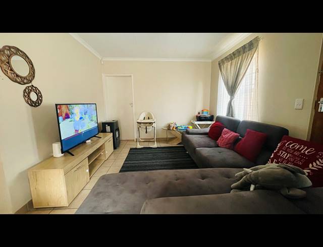 3 BEDROOM FREEHOLD FOR SALE IN THATCH HILL ESTATE